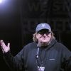 Michael Moore à la tribune lors du rassemblement anti-Trump "We Stand United" devant le Trump International Hotel & Tower à New York, le 19 janvier 2017.