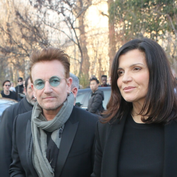 Le chanteur Bono et sa femme Ali Hewson   - Arrivées au défilé de mode "Dior Homme", collection Hommes Automne-Hiver 2017/2018 au Grand Palais à Paris. Le 21 janvier 2017