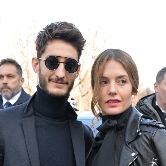 Pierre Niney et sa compagne Natasha Andrews  - Arrivées au défilé de mode "Dior Homme", collection Hommes Automne-Hiver 2017/2018 au Grand Palais à Paris. Le 21 janvier 2017