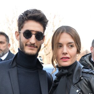 Pierre Niney et sa compagne Natasha Andrews  - Arrivées au défilé de mode "Dior Homme", collection Hommes Automne-Hiver 2017/2018 au Grand Palais à Paris. Le 21 janvier 2017