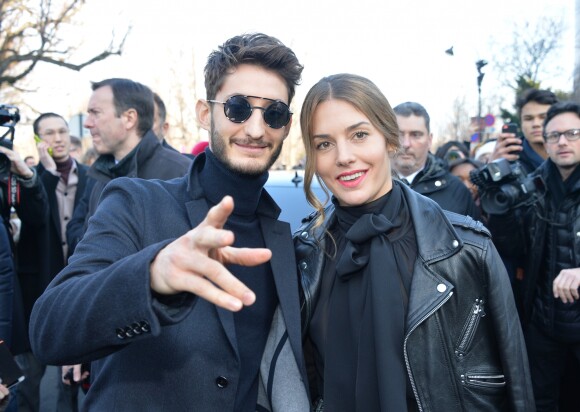 Pierre Niney et sa compagne Natasha Andrews  - Arrivées au défilé de mode "Dior Homme", collection Hommes Automne-Hiver 2017/2018 au Grand Palais à Paris. Le 21 janvier 2017