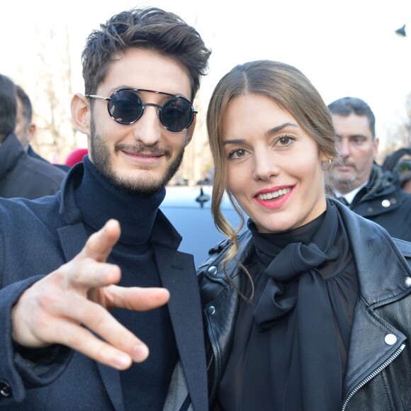 Pierre Niney et sa compagne Natasha Andrews  - Arrivées au défilé de mode "Dior Homme", collection Hommes Automne-Hiver 2017/2018 au Grand Palais à Paris. Le 21 janvier 2017