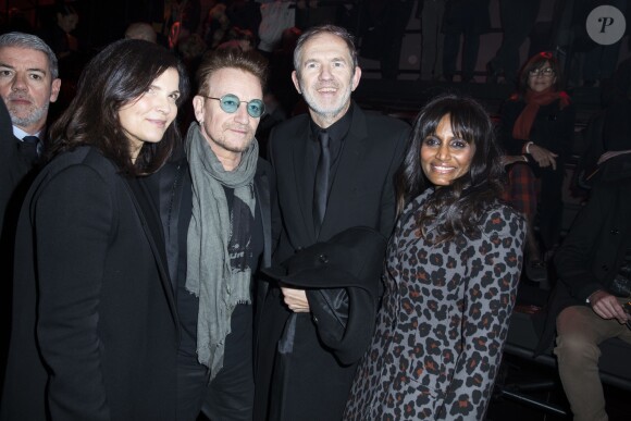 Le chanteur Bono, sa femme Ali Hewson, Anton Corbijn et sa femme Nimi Ponnudurai - Front Row au défilé de mode "Dior Homme", collection Hommes Automne-Hiver 2017/2018 au Grand Palais à Paris. Le 21 janvier 2017
