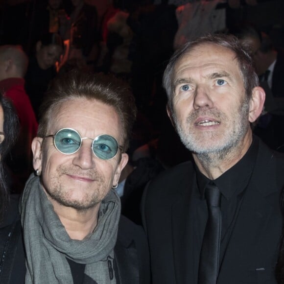 Le chanteur Bono, sa femme Ali Hewson, Anton Corbijn et sa femme Nimi Ponnudurai - Front Row au défilé de mode "Dior Homme", collection Hommes Automne-Hiver 2017/2018 au Grand Palais à Paris. Le 21 janvier 2017