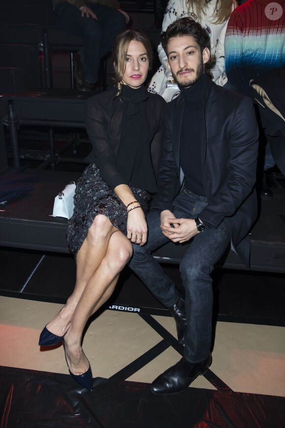 Pierre Niney et sa compagne Natasha Andrews  - Front Row au défilé de mode "Dior Homme", collection Hommes Automne-Hiver 2017/2018 au Grand Palais à Paris. Le 21 janvier 2017