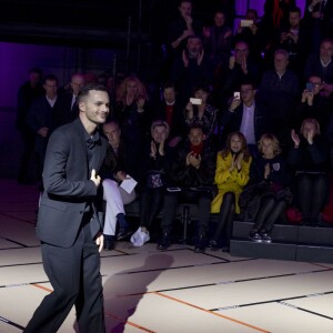 Kris Van Assche, Marisa Berenson, Alexandre Arnault, Natasha Andrews, son compagnon Pierre Niney, Delphine Arnault, Karl Lagerfeld - Front Row au défilé de mode "Dior Homme", collection Hommes Automne-Hiver 2017/2018 au Grand Palais à Paris. Le 21 janvier 2017