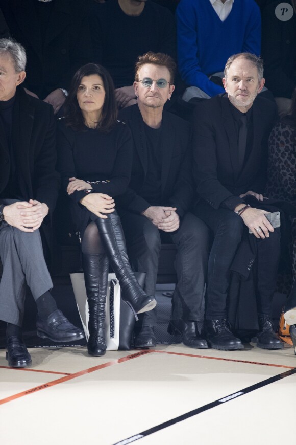 Ali Hewson , son mari le chanteur Bono et Anton Corbijn - Front Row au défilé de mode "Dior Homme", collection Hommes Automne-Hiver 2017/2018 au Grand Palais à Paris. Le 21 janvier 2017
