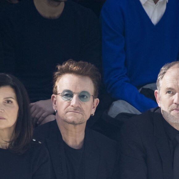 Ali Hewson , son mari le chanteur Bono et Anton Corbijn - Front Row au défilé de mode "Dior Homme", collection Hommes Automne-Hiver 2017/2018 au Grand Palais à Paris. Le 21 janvier 2017