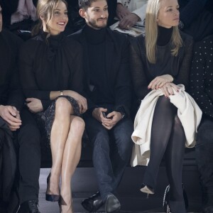 Pierre Niney, sa compagne Natasha Andrews et Delphine Arnault - Front Row au défilé de mode "Dior Homme", collection Hommes Automne-Hiver 2017/2018 au Grand Palais à Paris. Le 21 janvier 2017