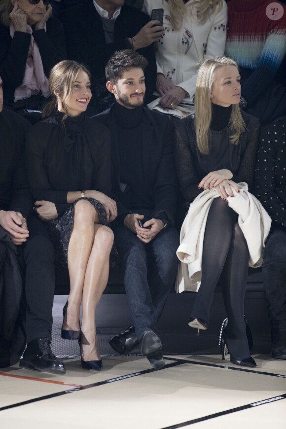 Pierre Niney, sa compagne Natasha Andrews et Delphine Arnault - Front Row au défilé de mode "Dior Homme", collection Hommes Automne-Hiver 2017/2018 au Grand Palais à Paris. Le 21 janvier 2017