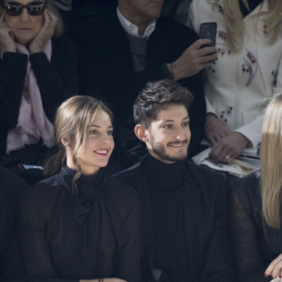 Pierre Niney et sa compagne Natasha Andrews  - Front Row au défilé de mode "Dior Homme", collection Hommes Automne-Hiver 2017/2018 au Grand Palais à Paris. Le 21 janvier 2017
