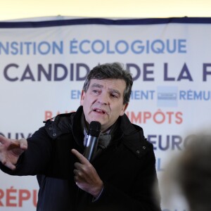 Le candidat à la primaire de la gauche Arnaud Montebourg lors de son stand-up sur le Vieux Port pendant son déplacement à Marseille, le 20 janvier 2017. © Eric Etten/Bestimage