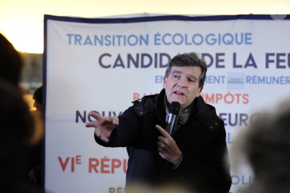 Le candidat à la primaire de la gauche Arnaud Montebourg lors de son stand-up sur le Vieux Port pendant son déplacement à Marseille, le 20 janvier 2017. © Eric Etten/Bestimage