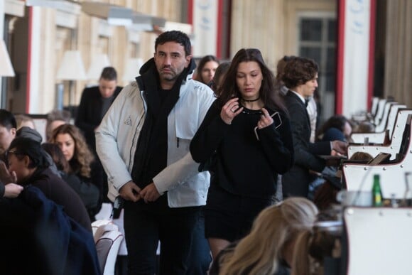 le mannequin Bella Hadid et le directeur artistique de la maison Givenchy Riccardo Tisci sortent du Café Marly à Paris, France, le 22 janvier 2017.