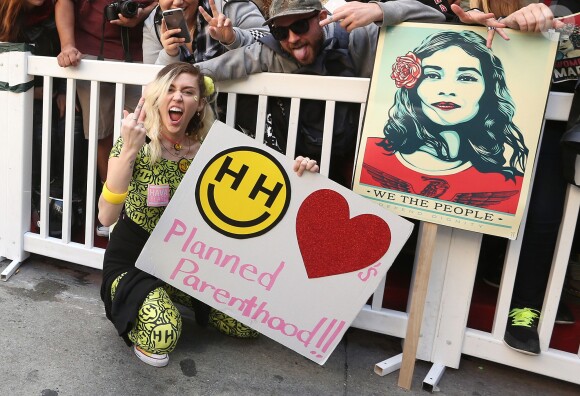 Miley Cyrus à la ‘marche des femmes' contre Trump à Los Angeles, le 21 janvier 2017 © F. Sadou/AdMedia via Zuma/Bestimage