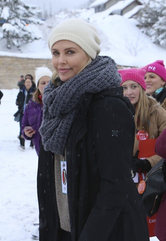 Charlize Theron à la ‘marche des femmes' contre Trump lors du Festival du Film Sundance à Park City en Utah, le 21 janvier 2017