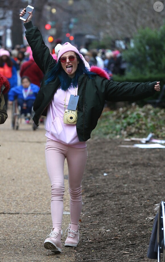 Bella Thorne lors de la ‘marche des femmes' contre Trump à Washington, le 21 janvier 2017. © Morgan Dessales/Bestimage