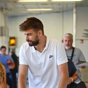 Shakira avec son mari Gerard Piqué et leurs enfants Milan et Sasha, arrivent à l'aéroport de Miami, le 6 juillet 2016.