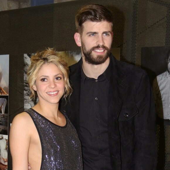 Gerard Piqué reçoit le prix du meilleur athlète catalan lors d'une cérémonie à Barcelone le 25 janvier 2016. Sa compagne, la chanteuse Shakira était à ses côtés.