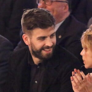 Gerard Piqué reçoit le prix du meilleur athlète catalan lors d'une cérémonie à Barcelone le 25 janvier 2016. Sa compagne, la chanteuse Shakira était à ses côtés.