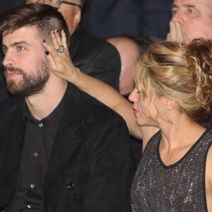 Gerard Piqué reçoit le prix du meilleur athlète catalan lors d'une cérémonie à Barcelone le 25 janvier 2016. Sa compagne, la chanteuse Shakira était à ses côtés.