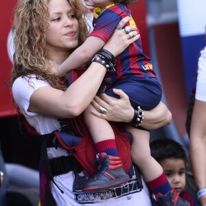 Shakira, avec ses enfants Milan (2 ans) et Sasha (3 mois), et sa belle-mère Montserrat Bernabeu, a assisté au match de football de son compagnon Gérard Piqué, Barca Vs Vanlence, à Barcelone. Le 16 avril 2015.