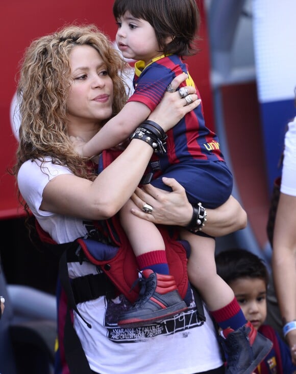 Shakira, avec ses enfants Milan (2 ans) et Sasha (3 mois), et sa belle-mère Montserrat Bernabeu, a assisté au match de football de son compagnon Gérard Piqué, Barca Vs Vanlence, à Barcelone. Le 16 avril 2015.