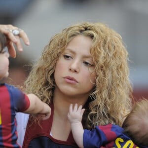 Shakira, avec ses enfants Milan (2 ans) et Sasha (3 mois), et sa belle-mère Montserrat Bernabeu, a assisté au match de football de son compagnon Gérard Piqué, Barca Vs Vanlence, à Barcelone. Le 16 avril 2015.