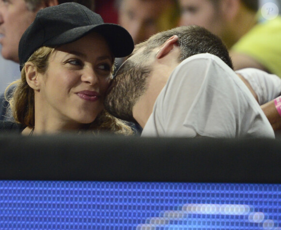 Shakira enceinte et son compagnon Gerard Piqué assistent au quart de finale de la coupe du monde de basket entre la Slovénie et les États-Unis à Barcelone en Espagne le 9 septembre 2014.