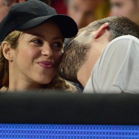 Shakira enceinte et son compagnon Gerard Piqué assistent au quart de finale de la coupe du monde de basket entre la Slovénie et les États-Unis à Barcelone en Espagne le 9 septembre 2014.