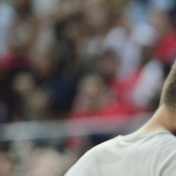 Shakira enceinte et son compagnon Gerard Piqué assistent au quart de finale de la coupe du monde de basket entre la Slovénie et les États-Unis à Barcelone en Espagne le 9 septembre 2014.