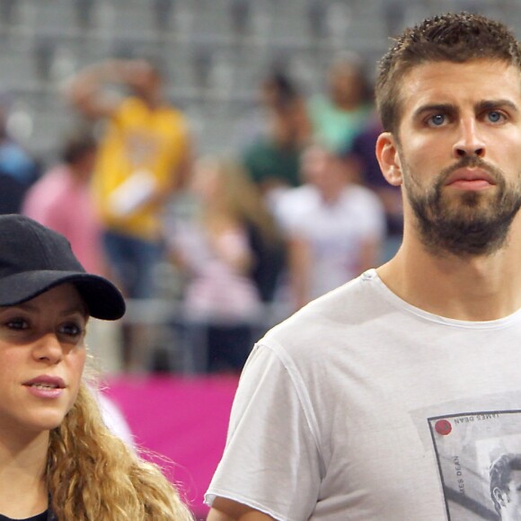 Shakira enceinte et son compagnon Gerard Piqué assistent au quart de finale de la coupe du monde de basket entre la Slovénie et les États-Unis à Barcelone en Espagne le 9 septembre 2014.