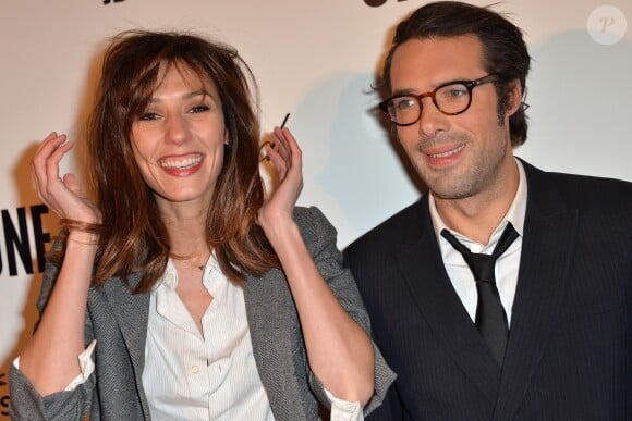 Doria Tillier et son compagnon Nicolas Bedos - Avant première du film "Un + Une" de Claude Lelouch à l'UGC Normandie à Paris le 23 novembre 2015.