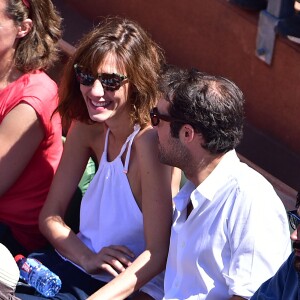 Nicolas Bedos et sa compagne Doria Tillier - People dans les tribunes lors de la finale des Internationaux de tennis de Roland-Garros à Paris, le 6 juin 2015.