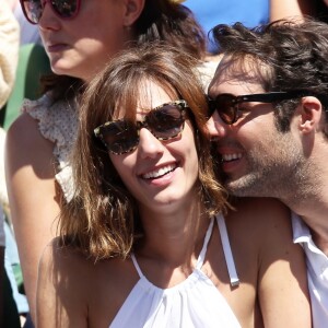 Doria Tillier et son compagnon Nicolas Bedos dans les tribunes lors de la finale des Internationaux de tennis de Roland-Garros à Paris, le 6 juin 2015.