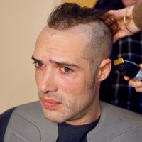 Nicolas Bedos métamorphosé avec le crâne rasé : "Fallait y passer"