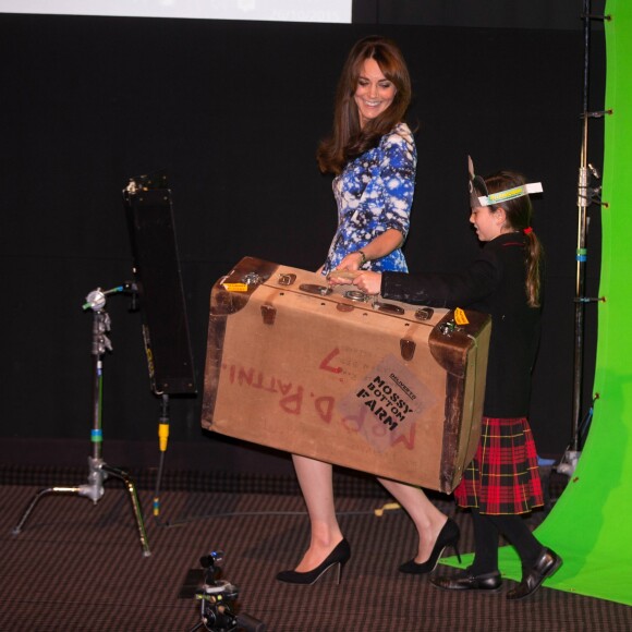 La duchesse Catherine de Cambridge, avec le prince William et le prince Harry, visitait le 26 octobre 2015 le siège de la BAFTA à Londres à l'occasion d'activités associatives.