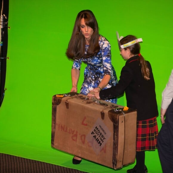 La duchesse Catherine de Cambridge, avec le prince William et le prince Harry, visitait le 26 octobre 2015 le siège de la BAFTA à Londres à l'occasion d'activités associatives.