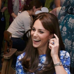 La duchesse Catherine de Cambridge, avec le prince William et le prince Harry, visitait le 26 octobre 2015 le siège de la BAFTA à Londres à l'occasion d'activités associatives.