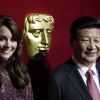 Le président chinois Xi Jinping, accompagné de Kate Middleton, duchesse de Cambridge, et du prince William, assiste à une présentation de la BAFTA (British Academy of Film and Television Arts) à la Lancaster House à Londres le 21 octobre 2015.