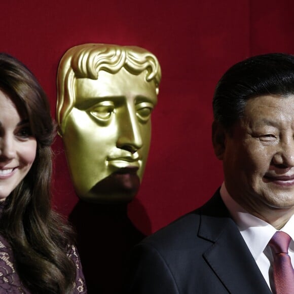 Le président chinois Xi Jinping, accompagné de Kate Middleton, duchesse de Cambridge, et du prince William, assiste à une présentation de la BAFTA (British Academy of Film and Television Arts) à la Lancaster House à Londres le 21 octobre 2015.