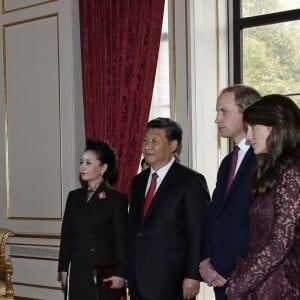 Le président chinois Xi Jinping, accompagné de Kate Middleton, duchesse de Cambridge, et du prince William, assiste à une présentation de la BAFTA (British Academy of Film and Television Arts) à la Lancaster House à Londres le 21 octobre 2015.