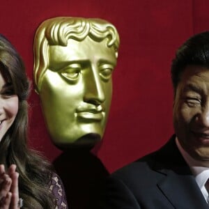 Le président chinois Xi Jinping, accompagné de Kate Middleton, duchesse de Cambridge, et du prince William, assiste à une présentation de la BAFTA (British Academy of Film and Television Arts) à la Lancaster House à Londres le 21 octobre 2015.