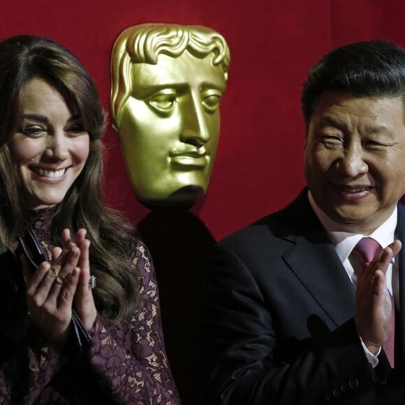 Le président chinois Xi Jinping, accompagné de Kate Middleton, duchesse de Cambridge, et du prince William, assiste à une présentation de la BAFTA (British Academy of Film and Television Arts) à la Lancaster House à Londres le 21 octobre 2015.