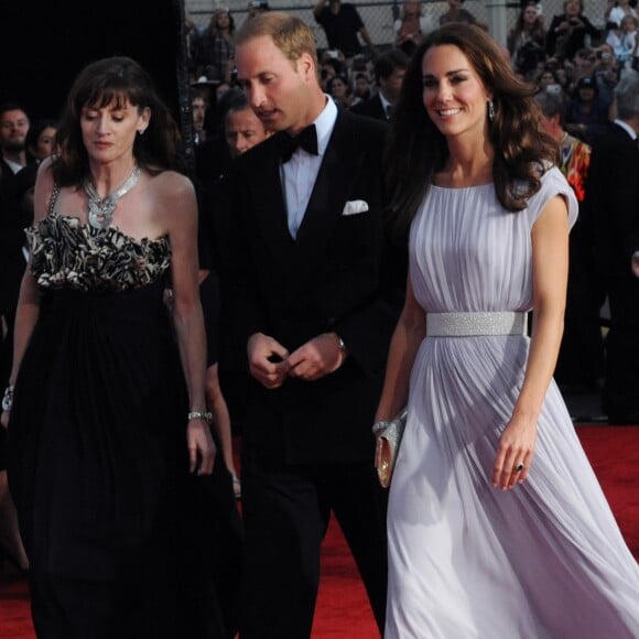 Le prince William et la duchesse Catherine de Cambridge avec Amanda Berry, directrice déléguée de la BAFTA, lors du gala Brits to Watch organisé au Belasco Theatre à Los Angeles le 9 juillet 2011.