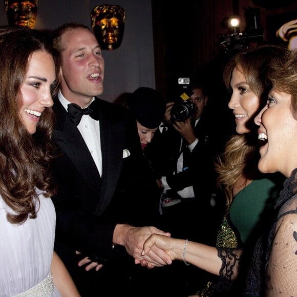 Le prince William et la duchesse Catherine de Cambridge avec Jennifer Lopez et sa mère Guadalupe lors du gala de la BAFTA Brits to Watch organisé au Belasco Theatre à Los Angeles le 9 juillet 2011.