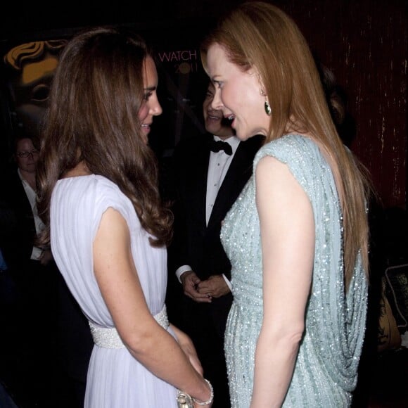 La duchesse Catherine de Cambridge en discussion avec l'actrice Nicole Kidman lors du gala de la BAFTA Brits to Watch organisé au Belasco Theatre à Los Angeles le 9 juillet 2011.