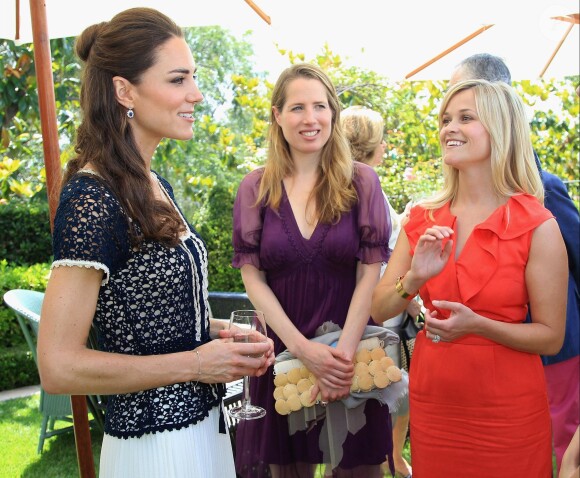 La duchesse Catherine de Cambridge rencontre l'actrice Reese Witherspoon à Santa Barbara le 10 juillet 2011 lors d'une réception pour le lancement d'une fondation.