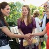La duchesse Catherine de Cambridge rencontre l'actrice Reese Witherspoon à Santa Barbara le 10 juillet 2011 lors d'une réception pour le lancement d'une fondation.
