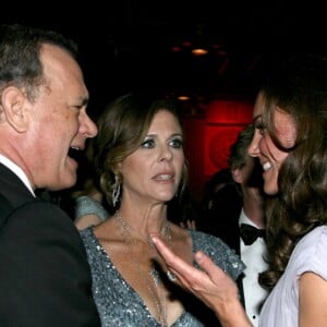 La duchesse Catherine de Cambridge en discussion avec l'acteur Tom Hanks et son épouse Rita Wilson lors du gala de la BAFTA Brits to Watch organisé au Belasco Theatre à Los Angeles le 9 juillet 2011.